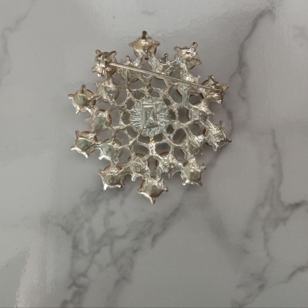 Decorative starburst or snowflake crystal brooch or pin - Picture 5 of 6
